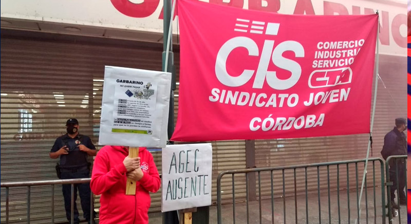 Protesta de trabajadores de Garbarino CIS CTA Córdoba