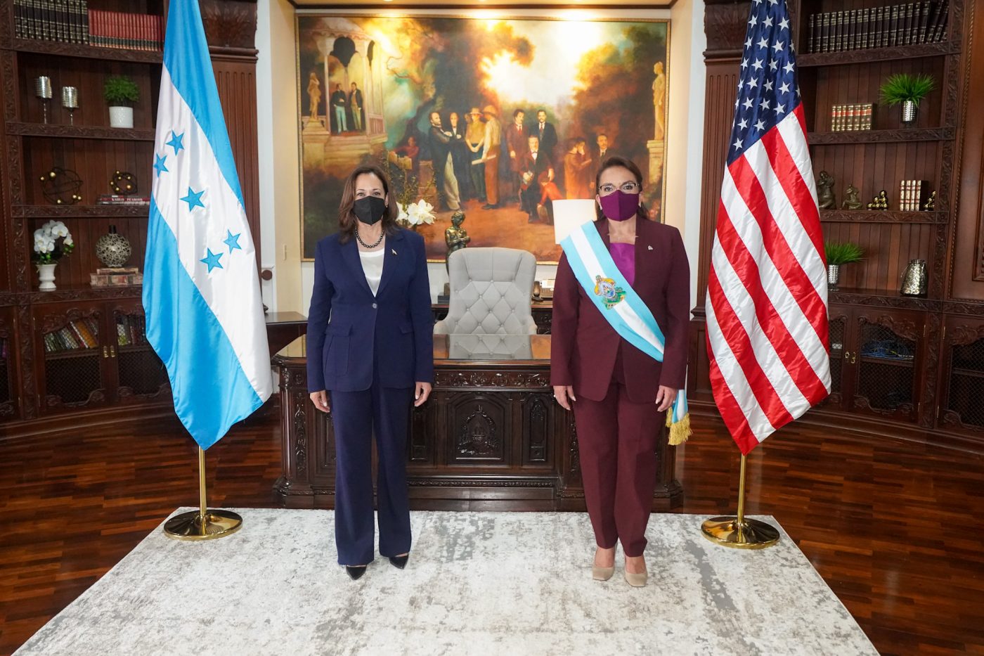 Xiomara Castro junto a la vicepresidenta estadounidense Kamala Harris