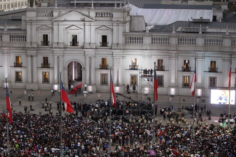 La multitud acompañó a Boric en La Moneda