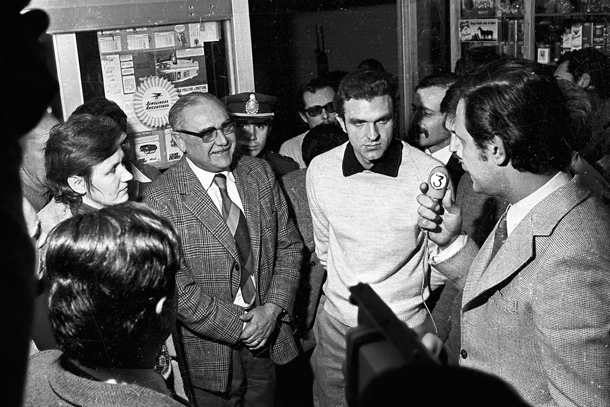 Trelew 1972, conferencia de prensa en el aeropuerto