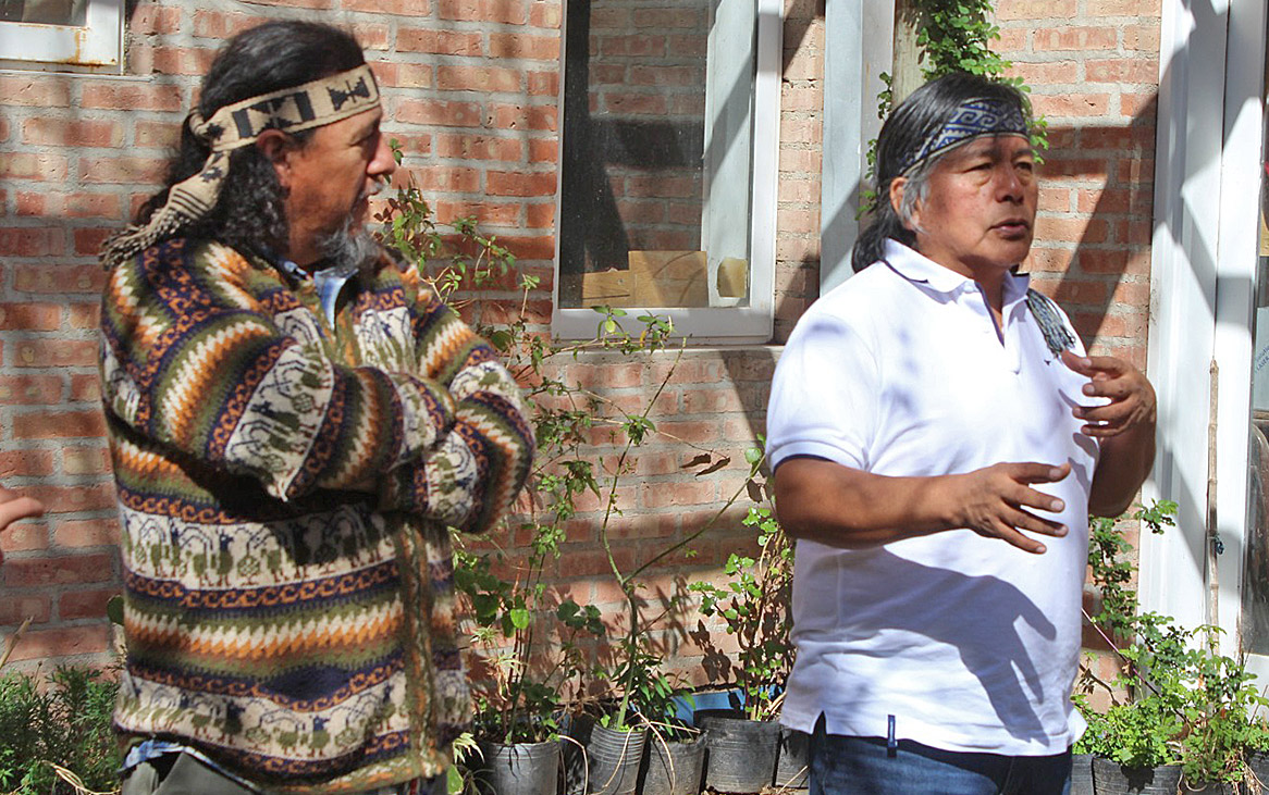 Gabriel Jofré, werken de la comunidad Malalweche (Mendoza) y Jorge Nawel, logko de la Confederación Mapuche de Neuquén.