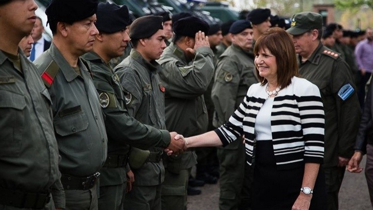 bullrich con gendarmes