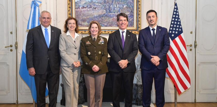 La jefa del comando Sur de los Estados Unidos, Laura Richardson en sus reuniones en Argentina este miércoles. De izquierda a derecha, el embajador Marc Stanley, la canciller Diana Mondino, la generala, el jefe de Gabinete y el ministro de Defensa, Luis Petri