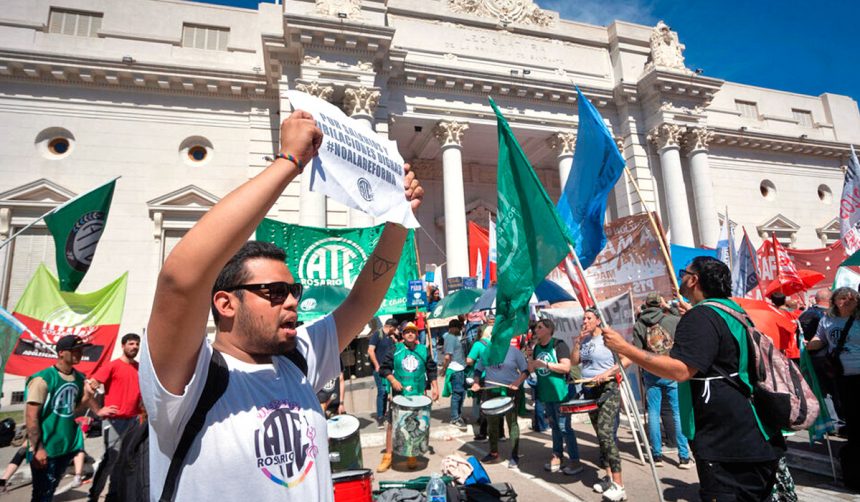 protestas en la legislatura de santa fe