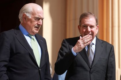 Andrés Pastrana, expresidente de Colombia, y Edmundo González, excandidato presidencial de Venezuela, juntos en República Dominicana previo a la asunción de Nicolás Maduro. Crédito Erika Santelices / Reuters