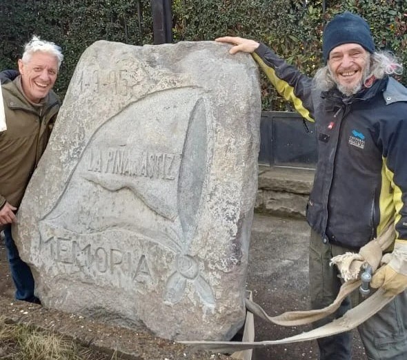 Federico Marchesi y Alfredo Chaves junto a la Piedra de la Memoria