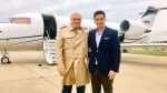 José Luis Espert y su entonces jefe de campaña, Nazareno Etchepare, posando junto al avión privado de Machado