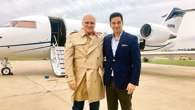 José Luis Espert y su entonces jefe de campaña, Nazareno Etchepare, posando junto al avión privado de Machado
