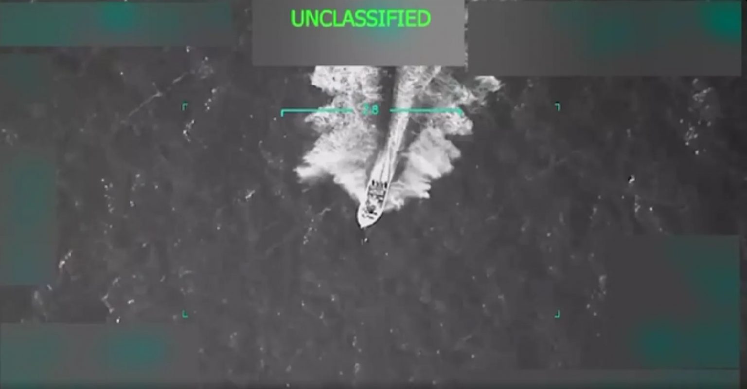 Captura del video compartido por Donald Trump sobre supuesto ataque de Estados Unidos a un barco venezolano en el Caribe. Venezuela respondió que se trata de un video fabricado en IA.