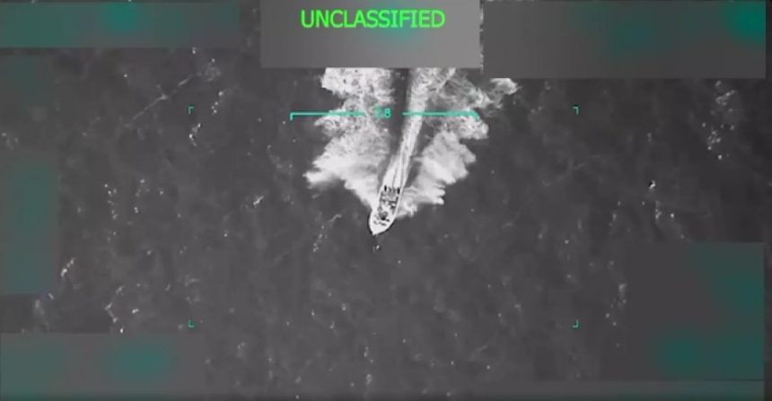 Captura del video compartido por Donald Trump sobre supuesto ataque de Estados Unidos a un barco venezolano en el Caribe. Venezuela respondió que se trata de un video fabricado en IA.