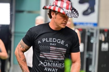 Hegseth: “Un juramento por día mantiene alejados a los comunistas”.