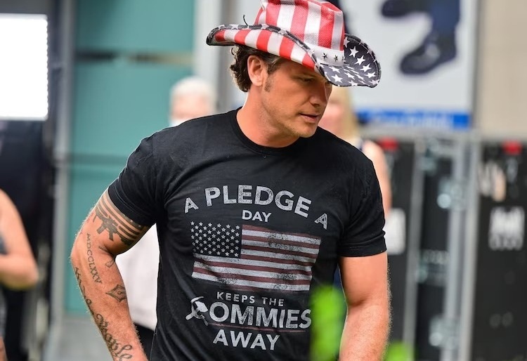 Hegseth: “Un juramento por día mantiene alejados a los comunistas”.