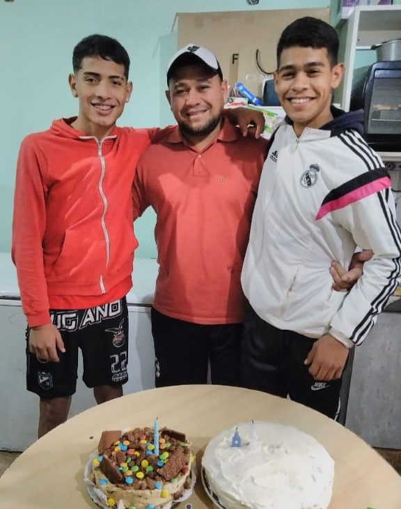 Gaby con sus hijos Dante y Ángel.