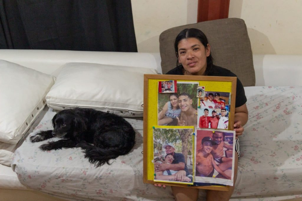 La perrita Dana, Nelly y algunas de las imágenes de una vida. (Foto: Elena Gorocito)