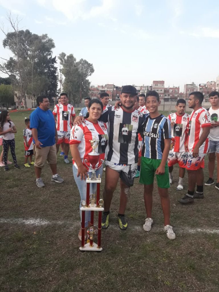 El arquero de El Bajo junto a Nelly y su hijo. Dicen sus compañeros: «Nos hacía sufrir, le gustaba salir jugando».