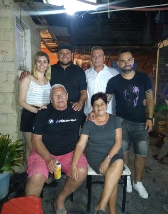 De pie los hermanos: Romina, Gabriel, Daniel y Gerardo. Sentados los papás: Chongo y Ramona.