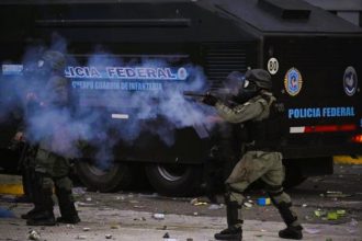 El gendarme imputado, Héctor Guerrero, captado realizando otro disparo con su pistola lanza gases en posición horizontal y con una leve inclinación hacia arriba. - Foto: imagen incorporada a la causa