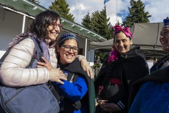 Laura Taffetani con las lamien de la winkul lafken mapu
